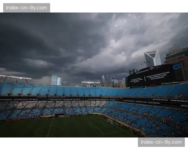 雨中激战：曼城对阵国米比赛在雨中进行，场地条件成变量
